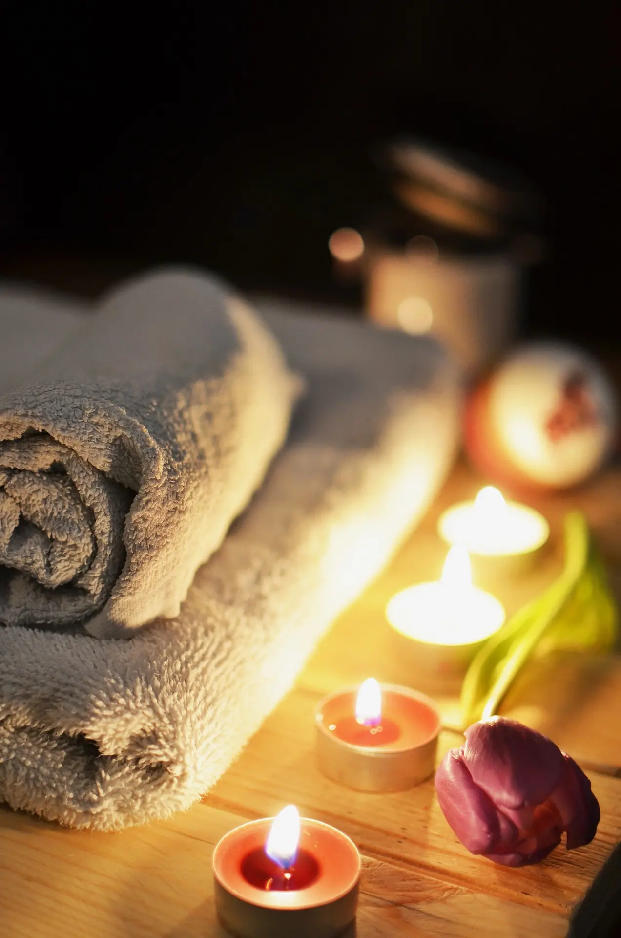 bougie et serviette pour massage