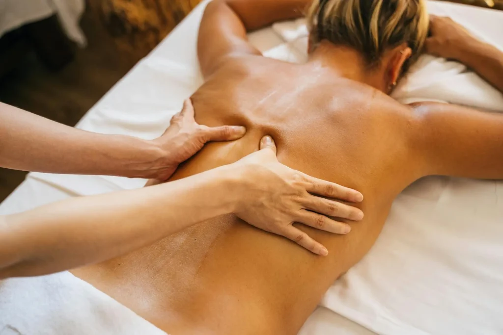 Massage et pétrissage circulaire du dos